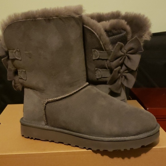 *SOLD* UGG Bailey Bow Short Ruffle in Charcoal - Picture 1 of 7